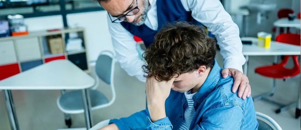 homem acolhendo outro homem com sintomas de depressão
