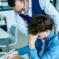 homem acolhendo outro homem com sintomas de depressão
