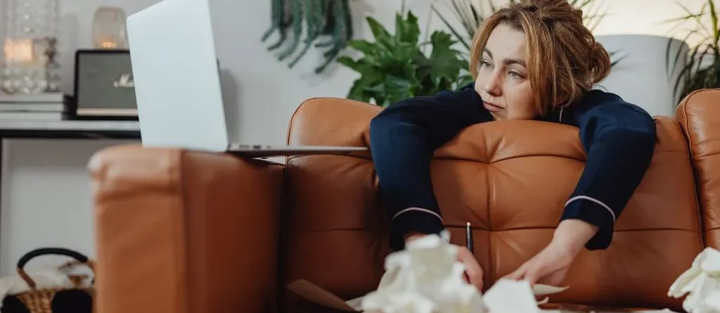 mulher apoiada com sintomas de procrastinação e ansiedade